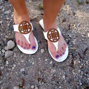 NIB White Faux Leather Flip Flops Sandals Medallion Designer Inspired Size 6